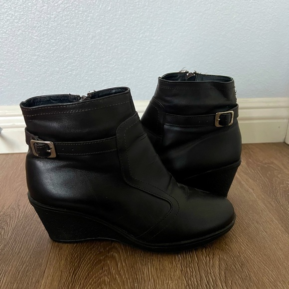 These boots give you an extra height and are comfortable to wear. - Picture 1 of 1